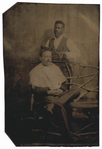 Portret van een man die zijn haar knipt,c. 1890 (foto) door American Photographer