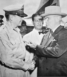 President Harry S. Truman (1884-1972) ontmoet generaal Douglas MacArthur (1880-1964) op Wake Island tijdens de Koreaanse Oorlog, oktober 1950 door American Photographer