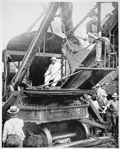 President Theodore Roosevelt in een gigantische stoomschop bij de Culebra Cut tijdens het graven van het Panamakanaal, november 1906 door American Photographer