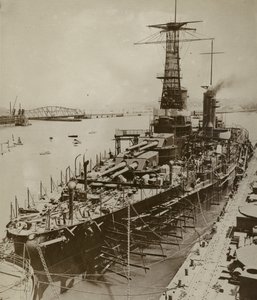 Laatste hand leggen aan een nieuw Amerikaans slagschip door American Photographer