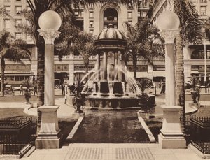 San Diego: Elektrische fontein in Plaza Park, tegenover het US Grant Hotel, geschonken aan de stad door Louis J Wilde (z/w foto) door American Photographer