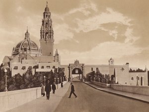 San Diego: West Gate to Panama-California Exposition met toren en koepel van California Building (z/w foto) door American Photographer