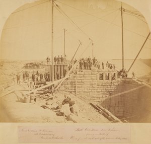 Zuidelijke poort van het nieuwe reservoir, Central Park, tijdens de bouw (albumineprint) door American Photographer