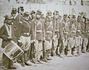 Het Zesde Maine Infanterieregiment van het leger van de Unie, op parade na de Slag bij Fredericksburg door American Photographer