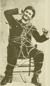 De jonge Harry Houdini doet een touwtruc in 1898 (z/w foto) door American Photographer