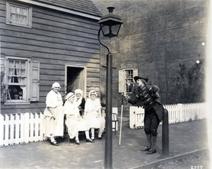 Stadsomroeper op de hoofdstraat, 1926 door American Photographer
