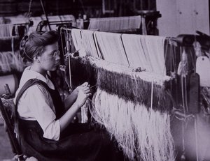 Amerikaanse textielindustrie, textieloperator in Massachusetts katoenfabriek, ca. 1900 (zwart-wit foto)