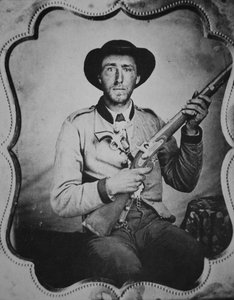 Onbekende soldaat van de Confederatie poseert in de studio van de fotograaf door American Photographer