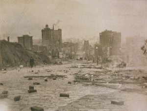 Uitzicht op de skyline van San Francisco met rook van de brand veroorzaakt door de aardbeving, 1906
