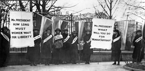 Vrouwenkiesrecht activisten demonstreren voor het Witte Huis, Washington DC, gepubliceerd 1917