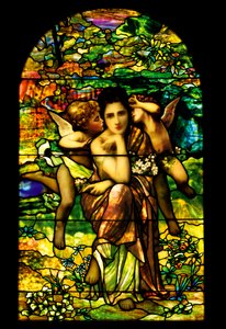 Een glas-in-lood en geplatineerd favrile glasraam, ca. 1895