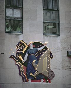 Allegorische scène met een valk en een olijftak, van de buitenkant van een van de 14 gebouwen, gebouwd 1931-40 door American School