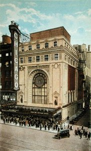 Ansichtkaart met het Chicago Theatre, ca. 1930 door American School