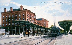 Ansichtkaart van het Baltimore en Ohio Railroad Station en Queen City Hotel, Cumberland, Maryland, ca. 1910 door American School