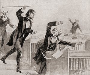 Preston Smith Brooks, een fervent voorstander van slavernij, valt senator Charles Sumner, een abolitionist, aan met een stok op de vloer van de Senaat van de Verenigde Staten, op 22 mei