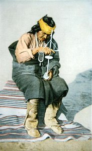 Pueblo-man die turquoise boort, ca. 1905 door American School