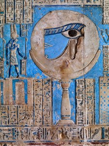 Het Oog van Horus. Het plafond van de Hathor Tempel, Dendera, 50-48 v.Chr. door Ancient Egypt