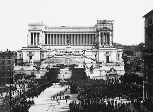 Fascistische viering ter herdenking van de Onbekende Soldaat bij het Altaar van het Vaderland in Rome, 04/11/1922 (zw/w foto) door Anderson Anderson
