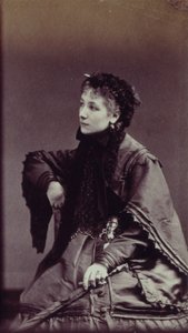 Portret van Sarah Bernhardt (1844-1923) in stadskostuum