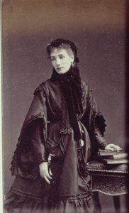 Portret van Sarah Bernhardt in stadskostuum