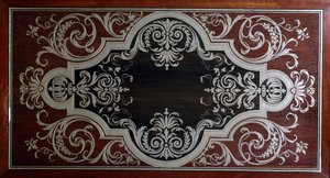 Decoratie aan binnenkant van ebbenhouten kastdeur