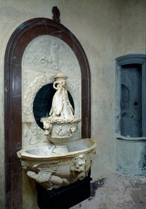 Wijwaterbak met Mediceïsche heraldische elementen door Andrea del (attr. to) Verrocchio
