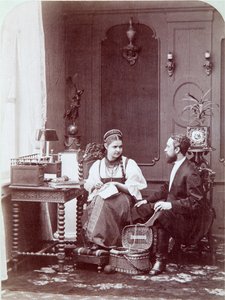 Compositie à la russe: interieur van een Russische woning met man en vrouw bordurend en gekleed in traditionele kleding. Fotografie door Andrei Osipovich Karelin (1837-1906), jaren 1870-1880. Staatsmuseum voor Geschiedenis, Moskou door Andrei Osipovich Karelin