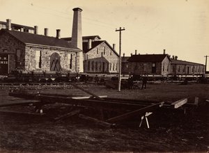 Plaat 17. Laramie Machine Shops, vanuit het zuidwesten,1869 (foto) door Andrew Joseph Russell