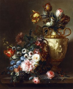 Tulpen in een vaas en rozen in een mand op een stenen richel