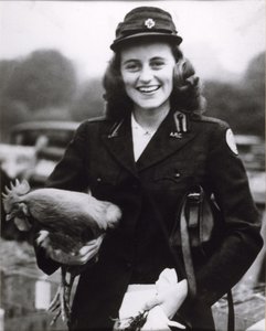 Kick Kennedy in een American Red Cross-uniform in Londen