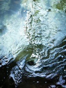 Diepblauwe waterwerveling door Angelo Cerantola