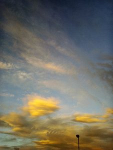 Goudkleurige wolken bij zonsondergang door Angelo Cerantola