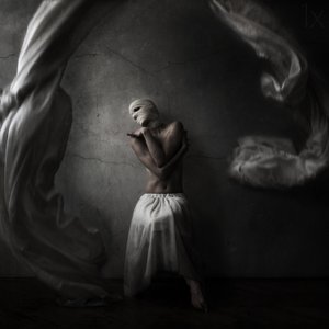 Dramatisch omhuld figuur door Anja Matko