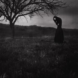 Treurige figuur in een donker landschap door Anja Matko