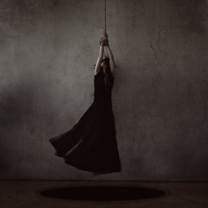Vrouw boven de leegte door Anja Matko