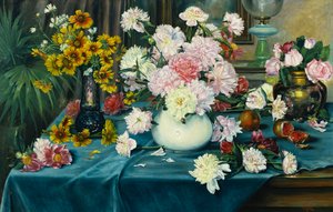 Pioenen, Rozen en andere Bloemen in Vazen op een Tafel bedekt met een Blauwe Doek, 1913