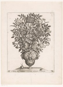 Bloemen in vaas met maskers