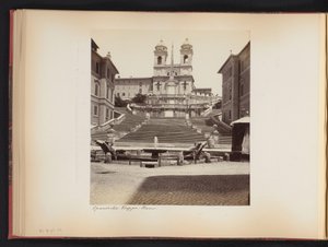 Gezicht op de Spaanse trappen, de Piazza di Spagna en de Trinità dei Monti te Rome, Italië door Anonymous