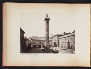 Gezicht op de zuil van Marcus Aurelius te Rome, Italië