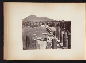 Gezicht op het Piazza del Foro te Pompeï, Italië
