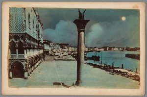 Gezicht op het San Marcoplein met de Colonne di San Marco en de hoek van het Dogepaleis in Venetië door Anonymous