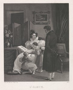 Interieur met een gezin dat een prentalbum bekijkt