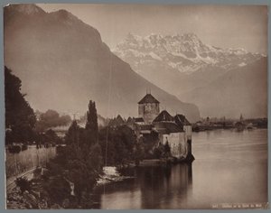 Kasteel van Chillon aan het Meer van Genève, in de verte de Dents du Midi
