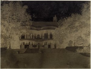 Landhuis gezien vanuit een tuin