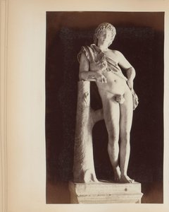 Sculptuur van de rustende satyr in de Capitolijnse Musea te Rome