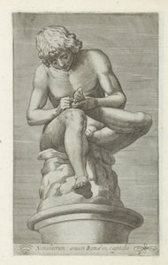 Sculptuur van een jongen met een doorn in de voet