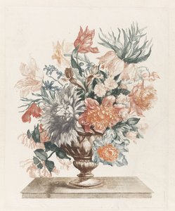 Stenen vaas met bloemen op een plateau