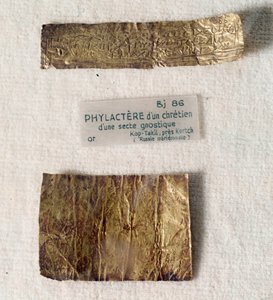 Christelijke oudheden: gouden phylactere (stuk perkament) van een christen uit een gnostische sekte. Uit Kerch, site van Kop-Takil (Oekraïne oude Griekenland). Louvre Museum, Parijs door Anonymous Anonymous