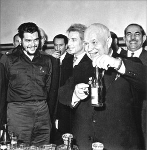 Ernesto Che Guevara en Nikita Chroesjtsjov in Moskou, Anoniem. Foto door Anonymous Anonymous