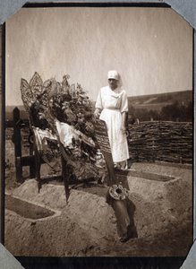 Eerste Wereldoorlog 1914-1918: verpleegster (Therese Pavillou?) in een blouse bij het graf van de Franse piloot sergeant Roux, die op 21-jarige leeftijd stierf, in Couville, Manche, Laag-Normandië, Frankrijk. Anonieme foto juli 1917. Privécollectie, Stella door Anonymous Anonymous